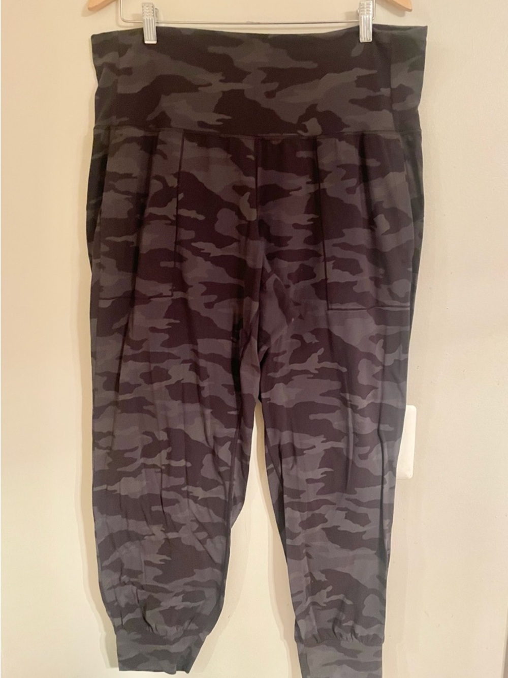 Athleta Black and Dark Gray Salutations Camo Jogger Sz 2X - EUC